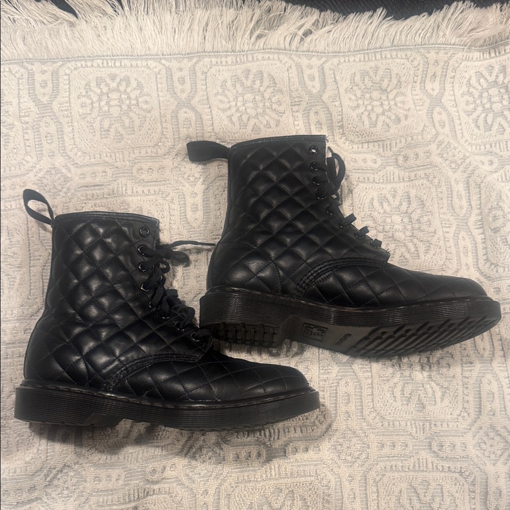 DR MARTENS CORALIE WOMENS S 7Quilted Black Leather  Boots